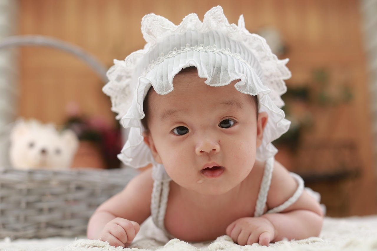 月科试管代生的孩子一天拉几次正常（月里娃一天大便几次）